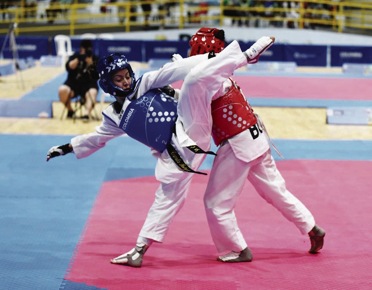 Ibeth Camila Rodríguez (azul) conquistó una de las medallas de oro que obtuvo la delegación de taekwondo de Boyacá en Juegos Nacionales.