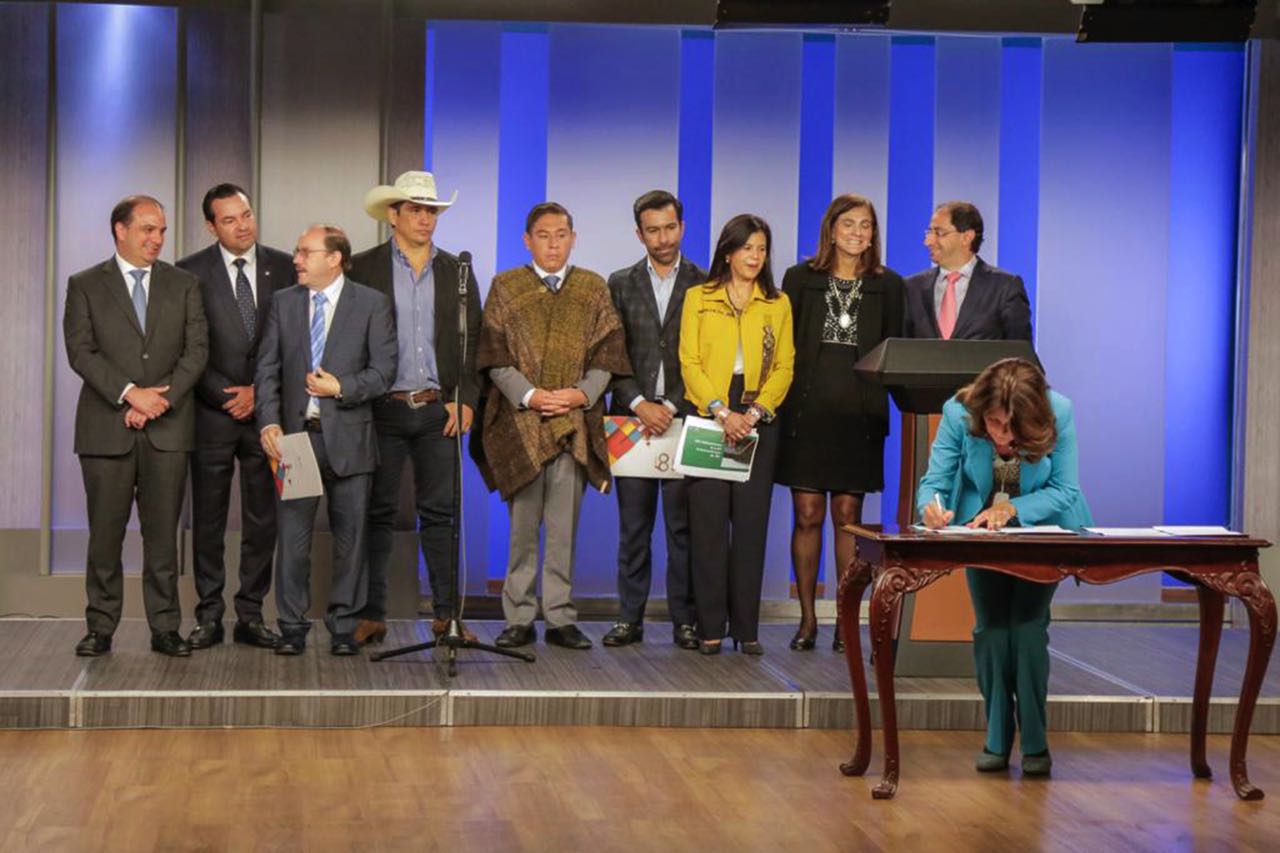 El pasado 26 de junio en Bogotá los gobernadores y la Vicepresidenta firmaron el Pacto Bicentenario.