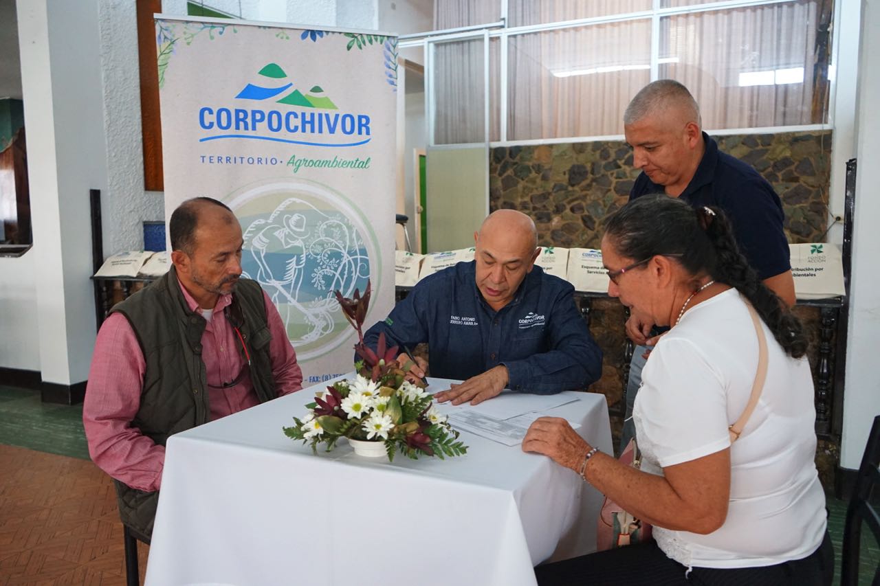 El mismo director de Corpochivor, Fabio Guerrero, lideró la jornada en favor de los bosques de esta región del departamento.