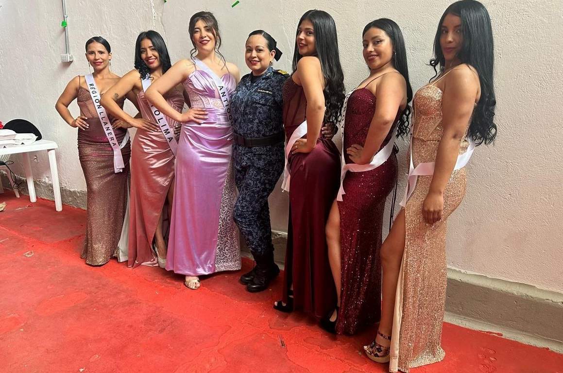 Las candidatas del reinado de la cárcel de Sogamoso, con la dragoneante Lauren Tarazona. Foto: archivo particular