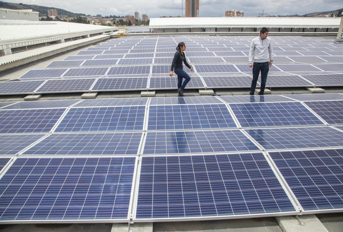 Con páneles solares el centro comercial genera su propia energía para el 40% de áreas comunes..