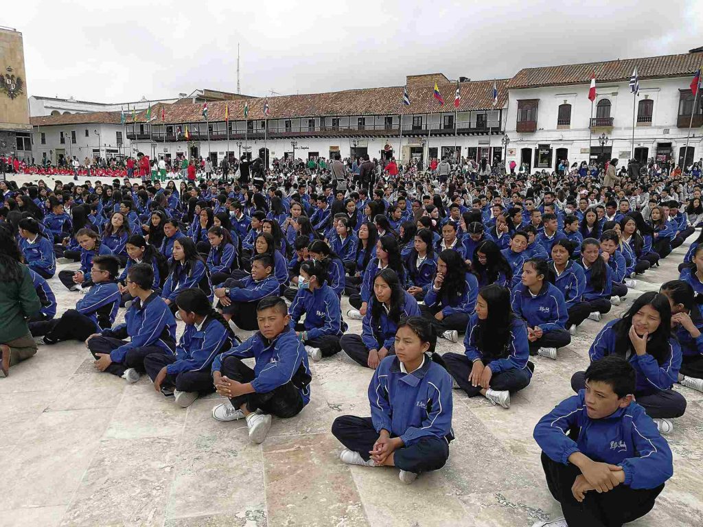 Estudiantes Colegio Tunja sentados en Plaza de Bolívar de Tunja