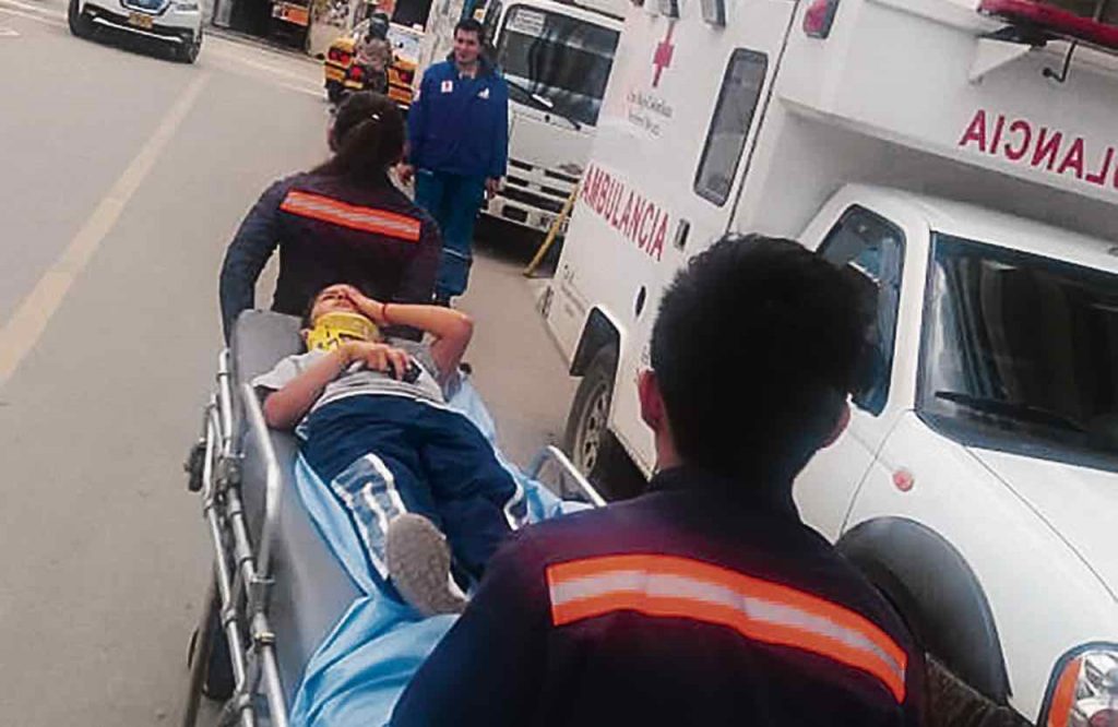 Niña en camilla al lado de ambulancia Hospital de Ramiriquí