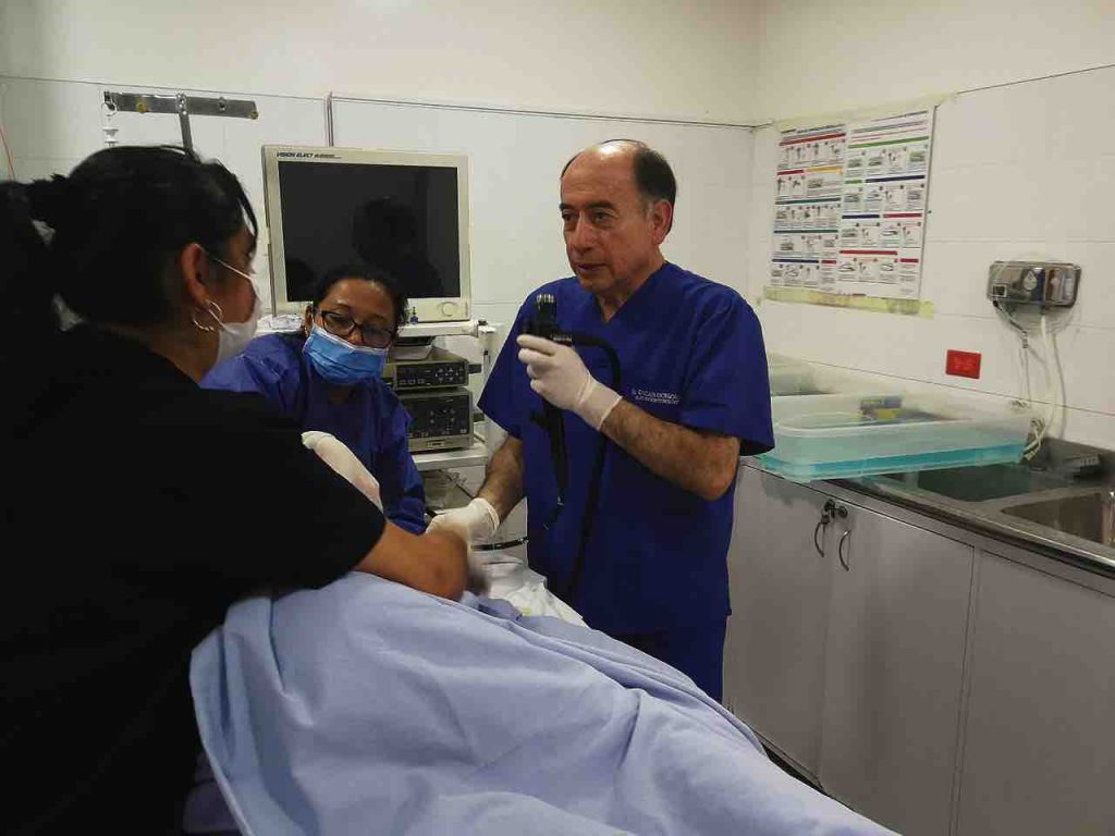 El médico gastroenterólogo Óscar González Vega, durante un examen de endoscopia en el Hospital Regional de Sogamoso, institución en la que ha trabajado por más de 30 años y sigue prestando sus servicios a la población boyacense.