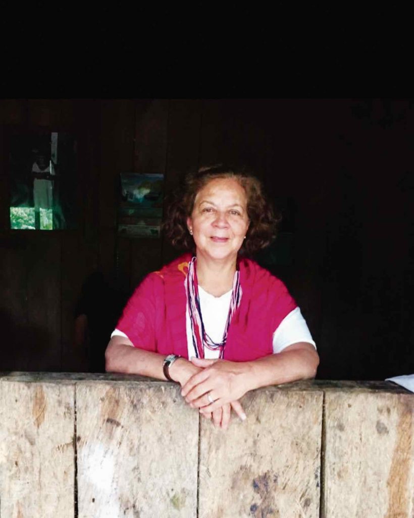 Abogada Ángela Luisa Pérez Vera, creadora de las fundaciones Dionicia Vera de Pérez, Poco a Poco (Poapo) y Zio-A’I, Unión de Sabiduría’. También novelista.