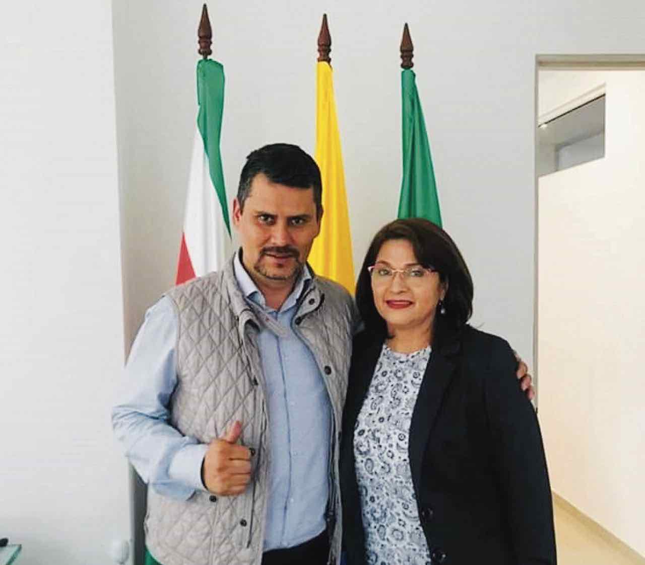 El alcalde encargado de Sogamoso, Jorge Mayorga, con la nueva jefe de la Oficina Asesora de Planeación.