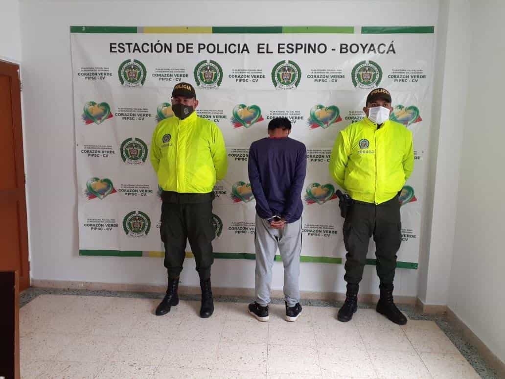 Al hombre, quien tiene antecedentes, y que era conocido como ‘Mariguano’ ayer lo capturaron en el municipio de El Espino y lo trasladaron a El Cocuy. Foto: Policía Nacional
