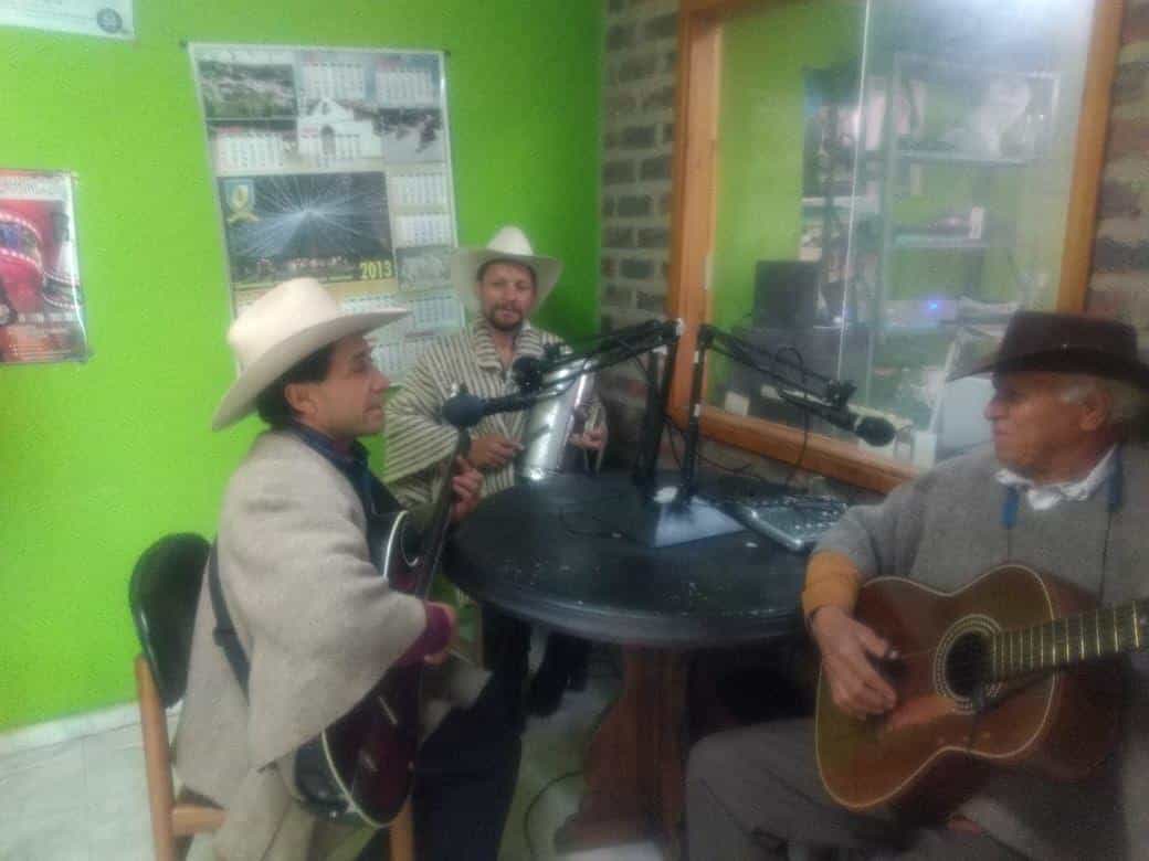 Además de las coplas, el programa que se transmite por la emisora ‘La voz de mi pueblo’, es ambientado con música campesina.