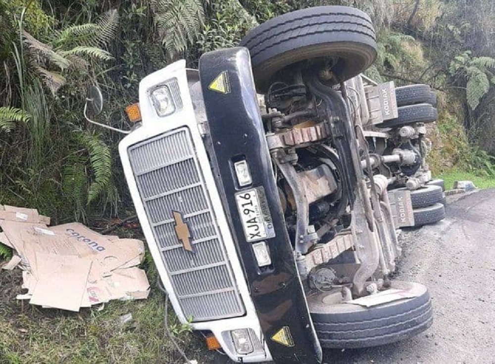Este camión Chevrolet Kodiak,  que transportaba cerámicas, se volcó en el municipio de Pajarito. Foto: archivo particular