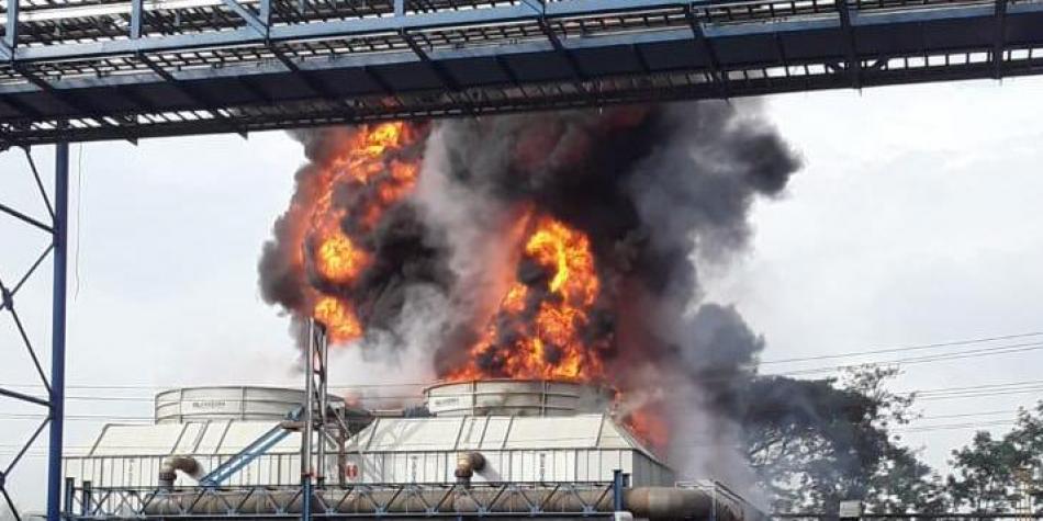 Buscan controlar las llamas en el ingenio. Foto: Archivo Particular