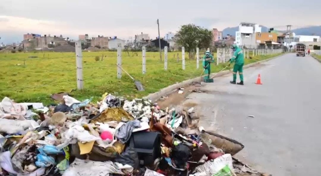 Personal de Coservicios de la Unidad de Aseo se expone a accidentes porque la ciudadanía no selecciona las basuras 1