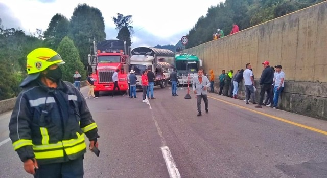 Accidente múltiple dejó cerrada la vía Bogotá Tunja 5