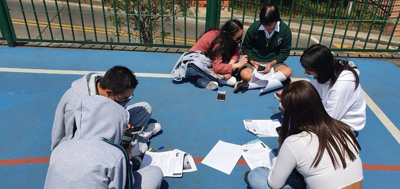 La marca Casio contribuye de forma positiva en la educación de colombia a través de un programa que busca educar a profesores en el país. 6
