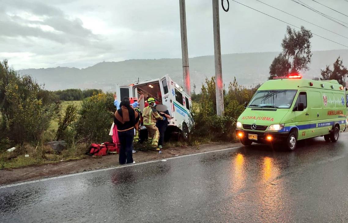 Ambulancia sale de la vía y se estrella contra un poste, tres personas resultaron lesionadas 1