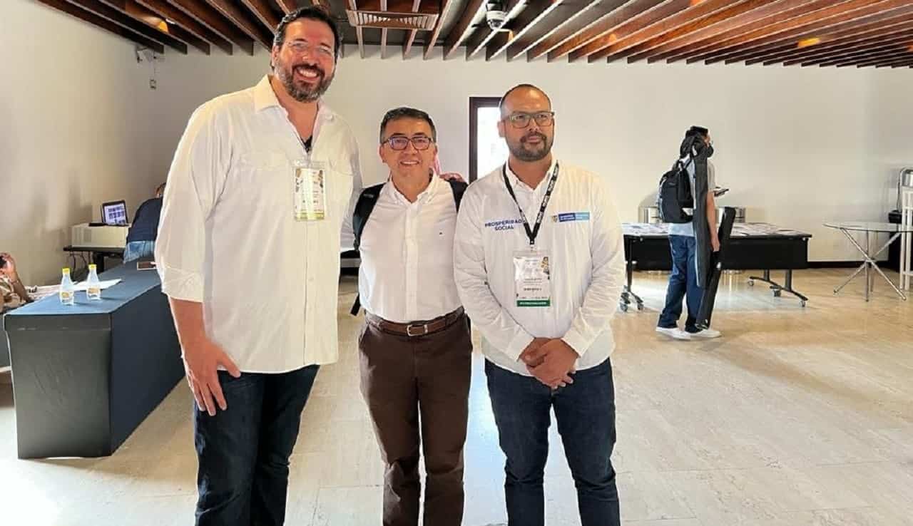 Pierre García, director general del DPS; Rigoberto Alfonso, alcalde de Sogamoso, y el ingeniero César Méndez, director de infraestructura del DPS. Foto: archivo particular
