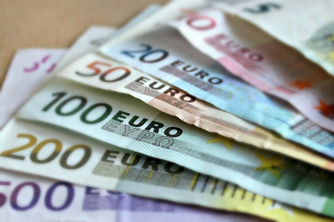 El euro se acerca a 1,06 dólares, pero cae tras datos de la economía de EEUU 1