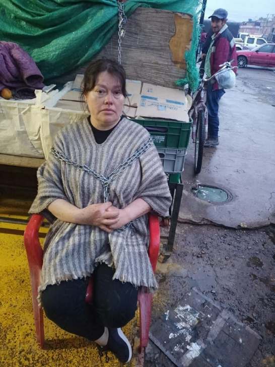 Beatriz Castañeda es una de las mujeres que se ha encadenado a una de las puertas de la plaza de mercado. Foto: archivo particular