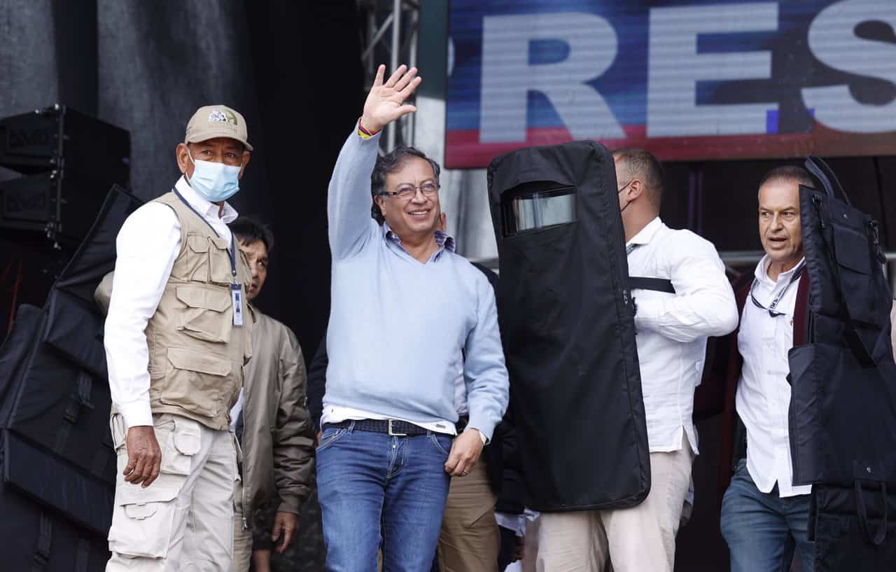 El candidato presidencial colombiano Gustavo Petro saluda hoy a sus seguidores durante un acto de campaña en Soacha (Colombia). EFE/ Mauricio Dueñas Castañeda