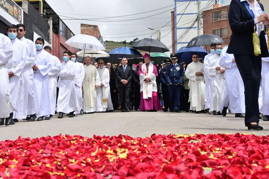 Monseñor Gabriel Ángel Villa Vahos y el alcalde de Tunja, Alejandro Fúneme González, acompañados por los representantes de la Fuerza Aérea Colombiana. Fotografía Archivo particular.