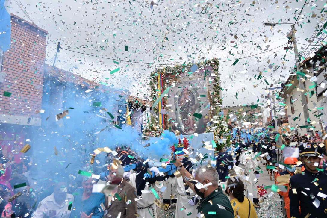 Con guirnaldas y alegorías, los fieles homenajearon a la Patrona de la ciudad. Fotografía Archivo particular.