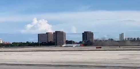 Un avión sufre un incendio en el aeropuerto de Miami sin registrar heridos 1