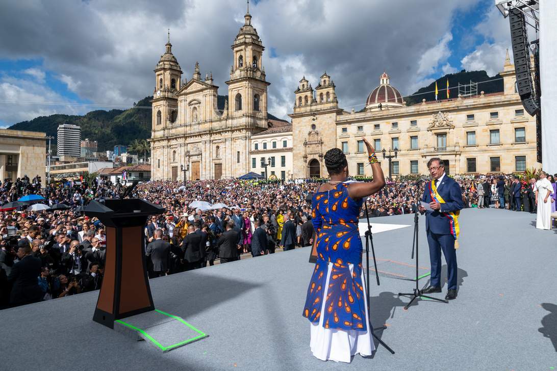 El primer presidente de izquierda de Colombia tomó el juramento de la vicepresidenta Francia Márquez. "Hasta que la dignidad se haga costumbre", dijo la líder afro. Foto: Prensa Presidencia de la República.
