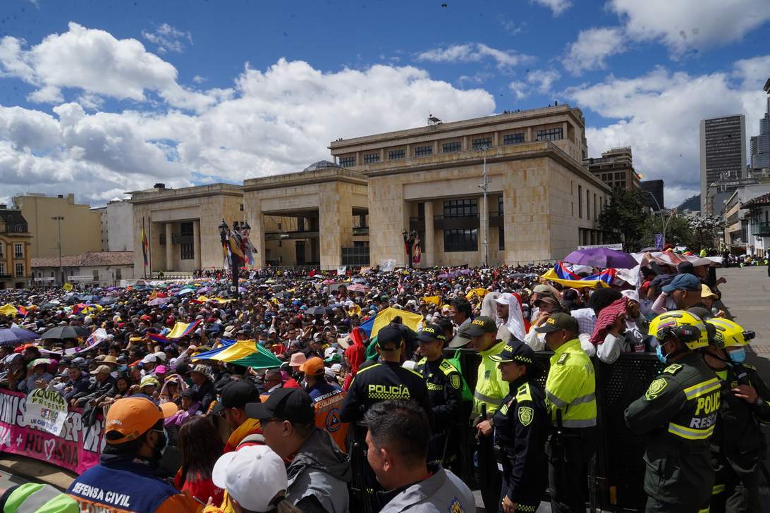 Desde horas de la mañana, varios ciudadanos madrugaron en el centro de Bogotá para la posesión a la que llegaron unas 100 mil personas que acompañaron la ceremonia de investidura en Bogotá. Foto: Periódico EL TIEMPO.