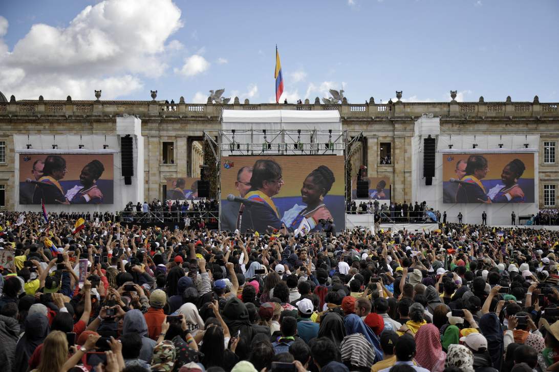 En medio de su primer discurso en la Plaza de Bolívar, anunció el decálogo de compromisos de su gobierno y luego en la Casa de Nariño posesionó a su equipo de ministros. Foto: Periódico EL TIEMPO.