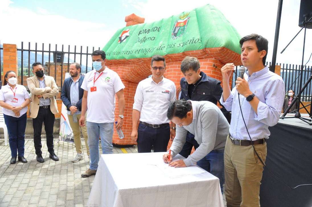Alcaldía de Duitama y el Gobierno nacional firmaron millonario convenio para el mejoramiento de 300 viviendas 1
