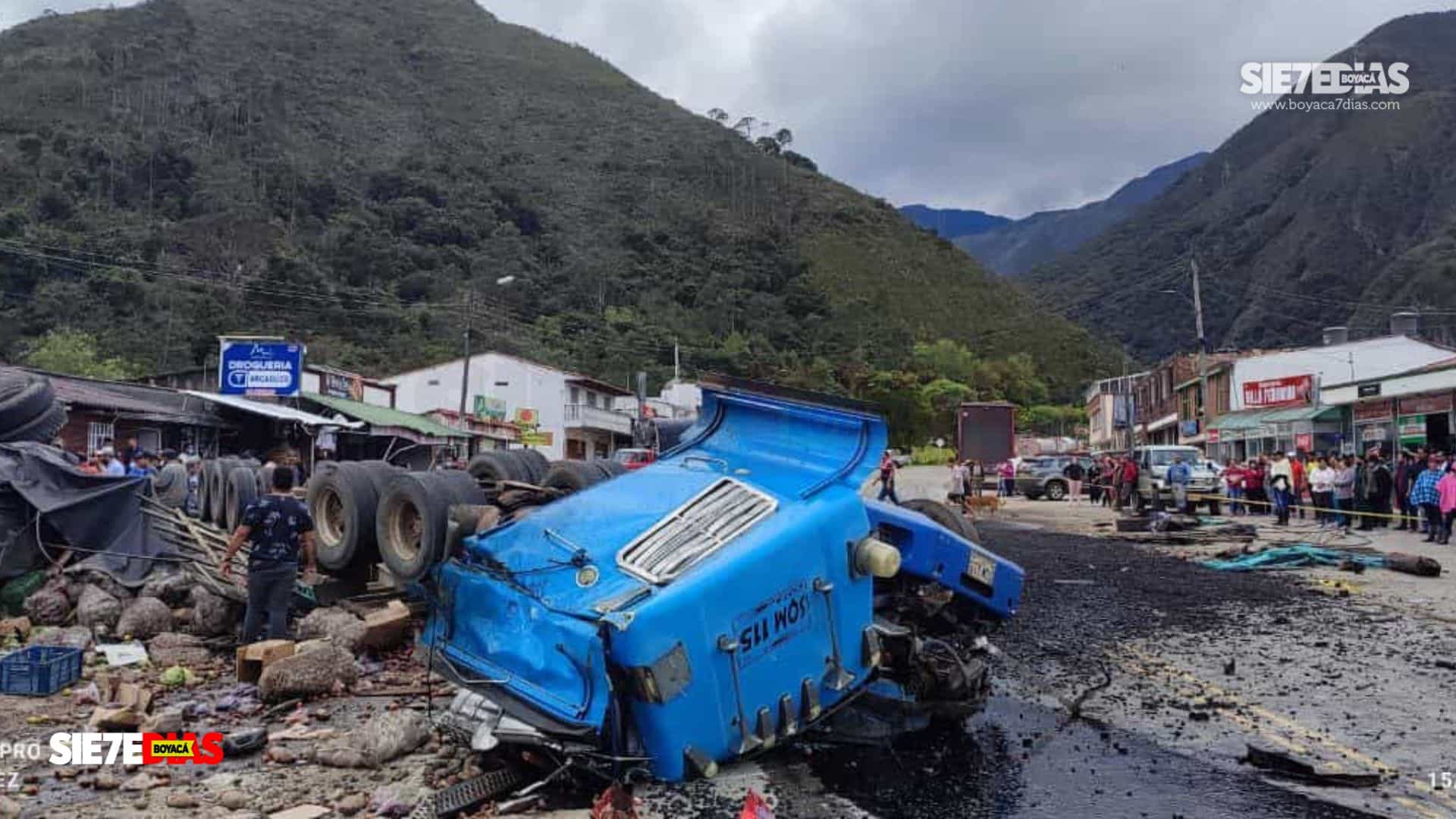 El impacto fue tan grande que la tractomula y el camión quedaron prácticamente destruidos a tal punto que la cabina del tractocamión quedó en pedazos. Fotos: Rafael López/Boyacá Sie7e Días.