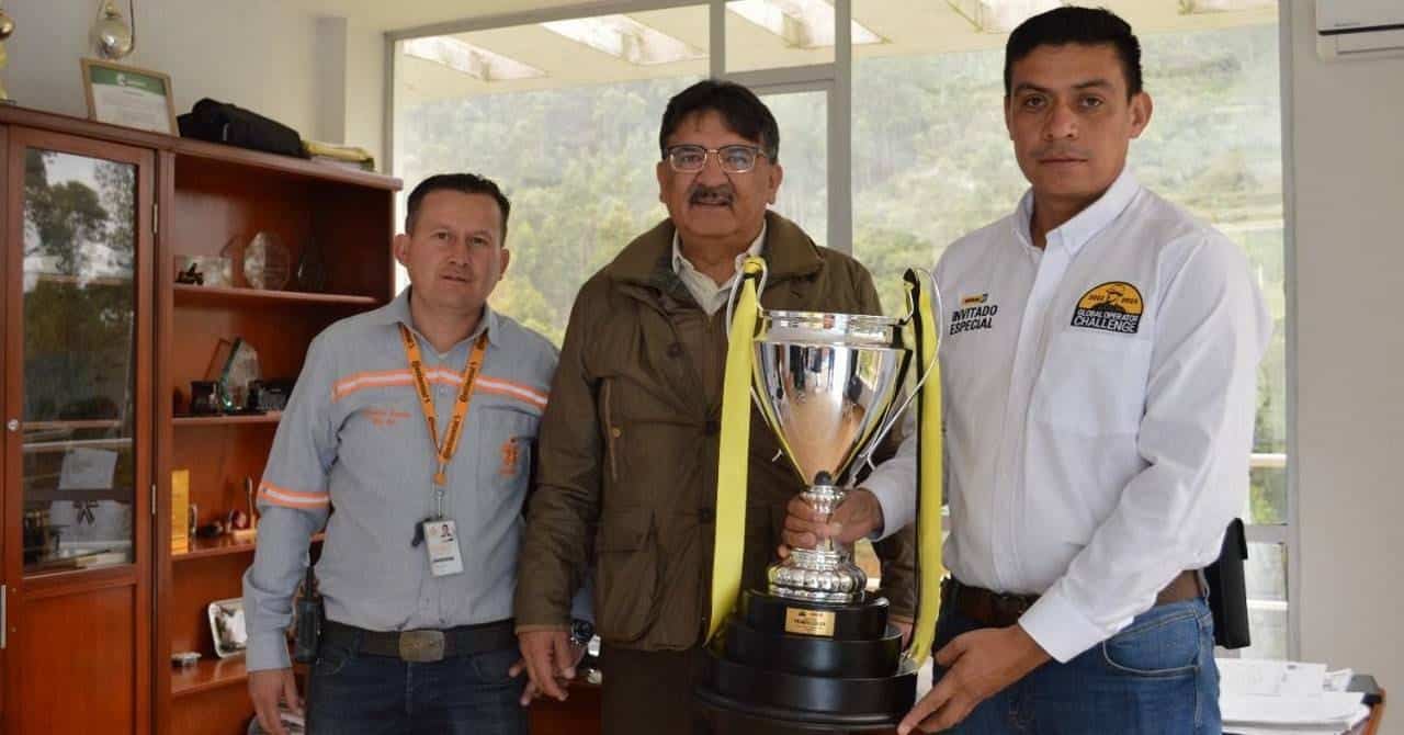 De Izq. a Der.: Eduardo Socha, instructor; Juan Carlos Pinilla, subdirector del Centro Minero del Sena, y el campeón Nelson Márquez. Foto: Prensa Sena Regional Boyacá