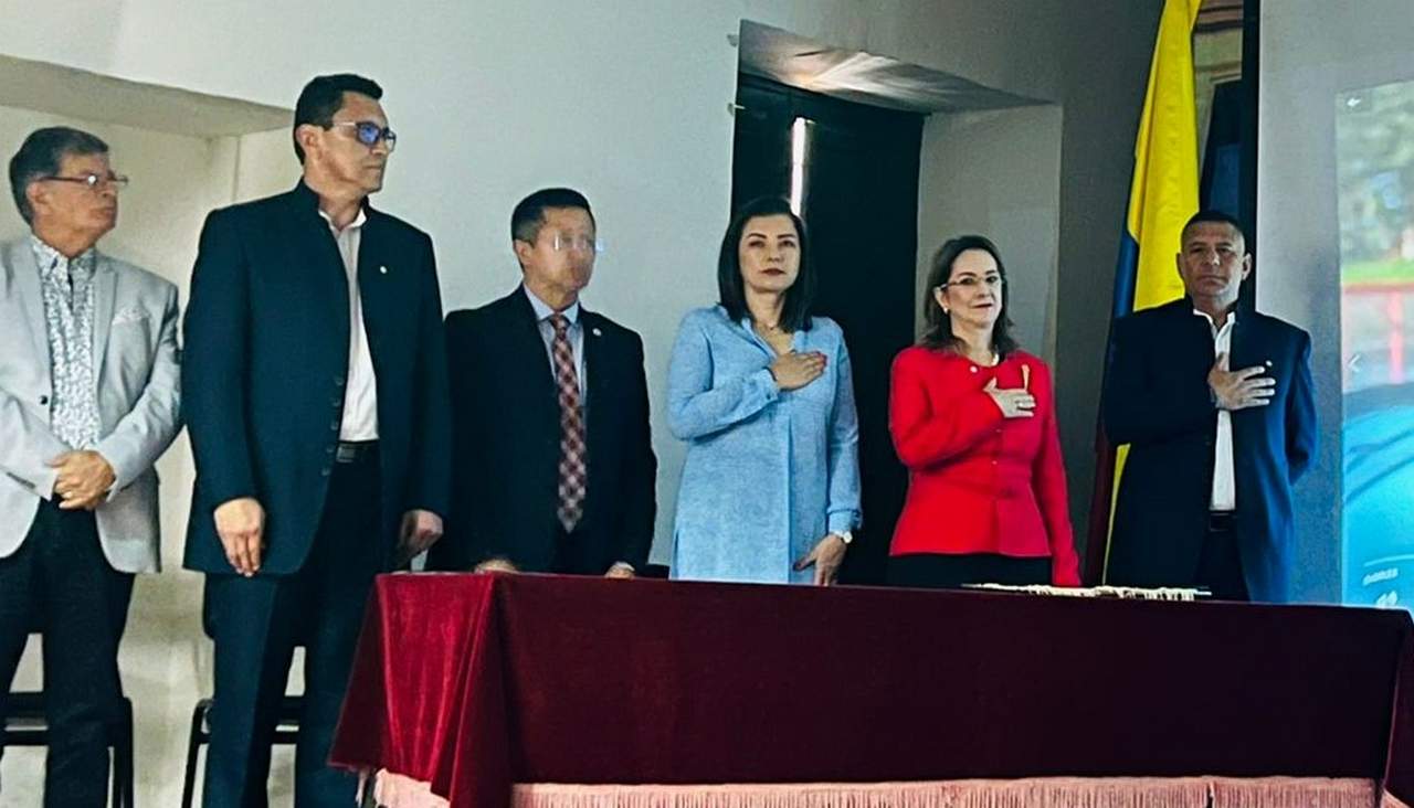 Momentos en que las directivas del Colboy en compañía de la gestora social de Tunja, Gisela Rodríguez Baca, exaltan a la exministra nacida en Arcabuco Boyacá. Fotografía Archivo particular. 
