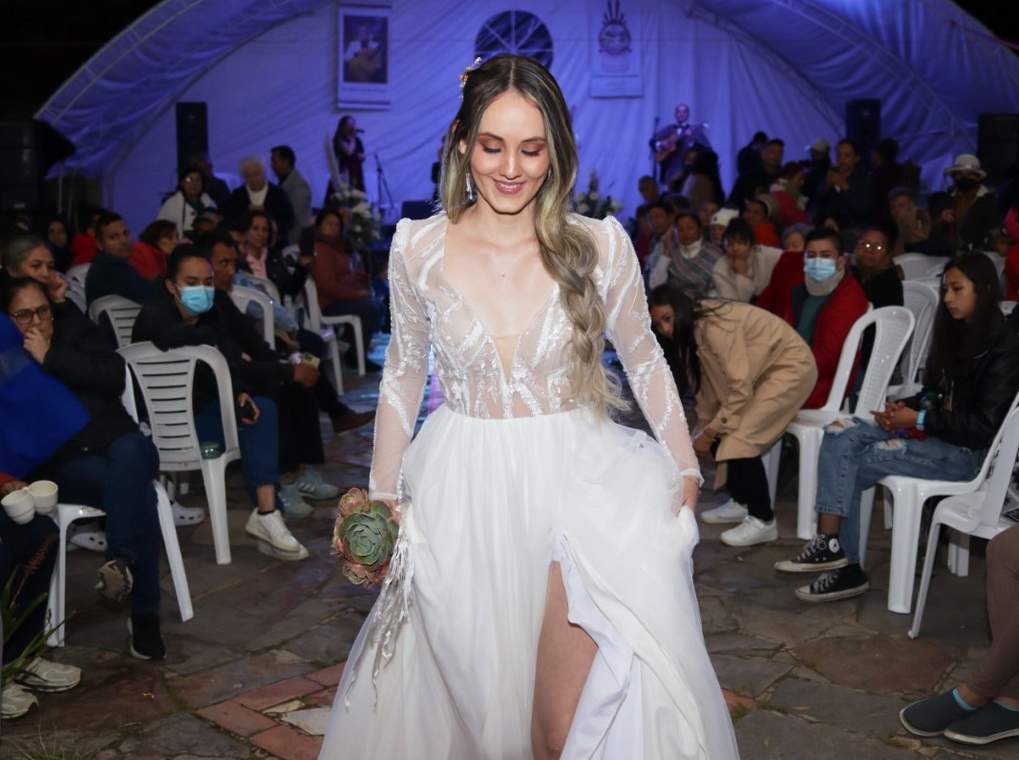 La modelo de casa Juanita Ruge Pita, se robó todas las miradas y lució el bello traje de novia de la diseñadora Gladys Vivas. Fotografía Archivo particular.