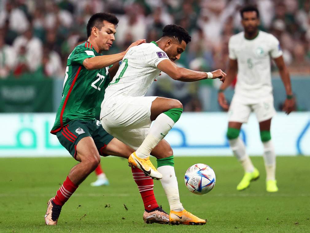 Lusail (Qatar), 30/11/2022.- Hirving Lozano (L) de México en acción contra Salem Al-Dawsari (R) de Arabia Saudita durante el partido de fútbol del grupo C de la Copa Mundial de la FIFA 2022 entre Arabia Saudita y México en el Estadio Lusail en Lusail, Qatar, el 30 de noviembre de 2022. (Mundial de Fútbol, Arabia Saudita, Estados Unidos, Catar) EFE/EPA/Abedin Taherkenareh