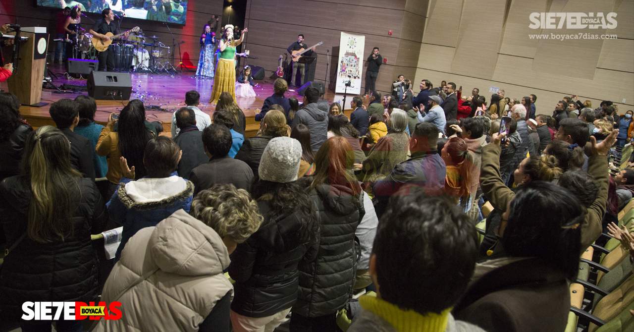 Una verdadera integración cultural es lo que se pudo ver en el evento que tuvo lugar en el auditorio Boyaquirá la noche de este viernes. Foto: Camilo Barón/Boyacá Sie7e Días.
