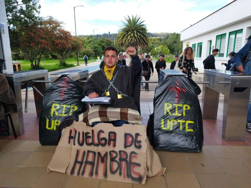 Encadenado y en huelga de hambre se encuentra Julián Rodríguez denunciando supuesta crisis institucional y posibles casos de corrupción al interior de la Uptc. Foto: Archivo particular.