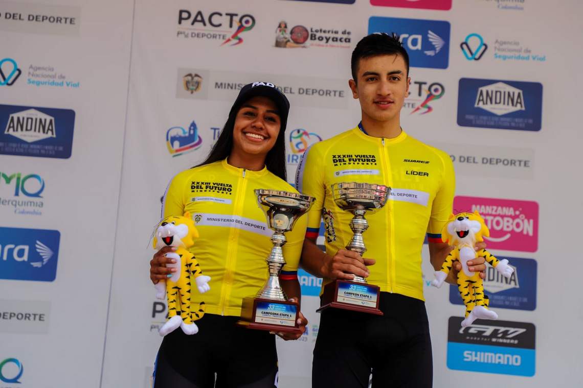 Juliana Londoño y Víctor Mendoza ganadores de la primera etapa de la Vuelta Nacional del Futuro. Foto: prensa Fedeciclismo.