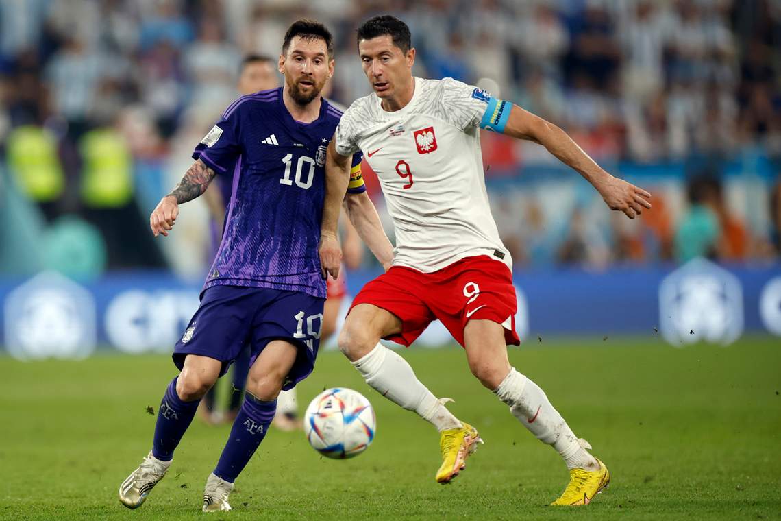 GR3173. DOHA (CATAR), 30/11/2022.- Robert Lewandowski (d) de Polonia disputa un balón con Lionel Messi de Argentina hoy, en un partido de la fase de grupos del Mundial de Fútbol Qatar 2022 entre Polonia y Argentina en el Estadio 974 en Doha (Catar). EFE/ EFE/ Alberto Estévez