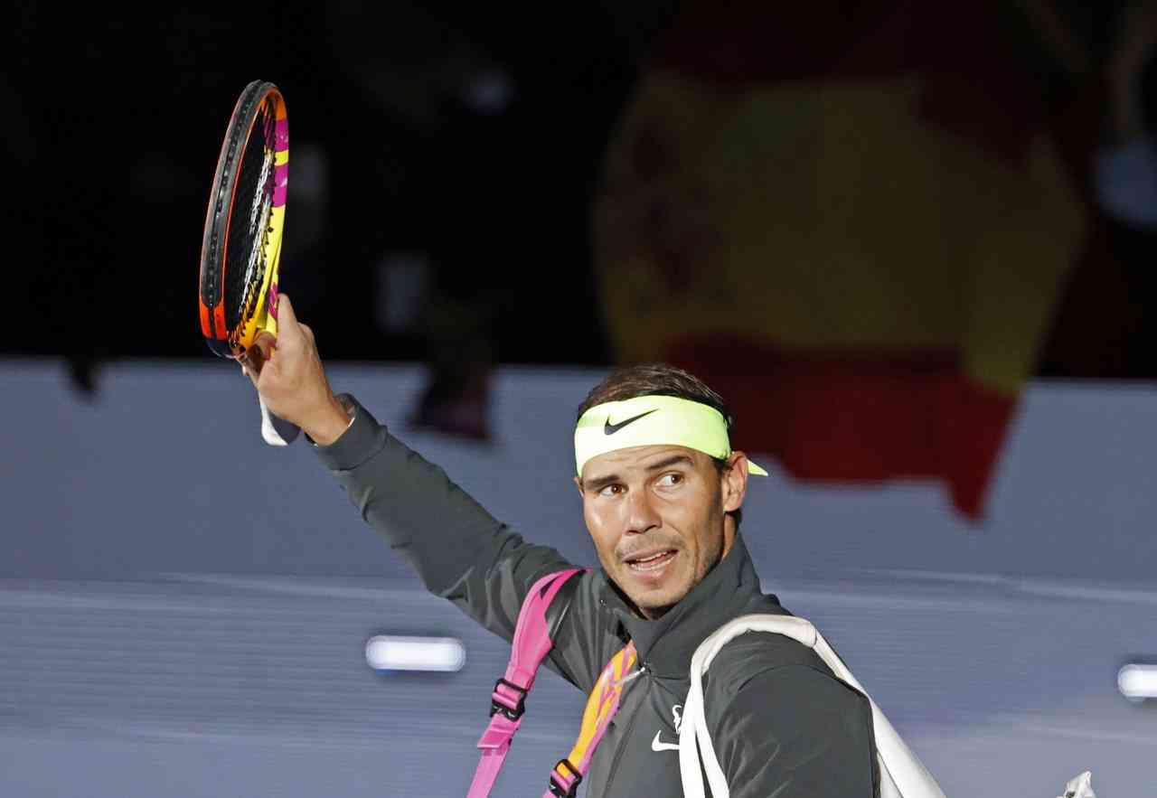 El español Rafael Nadal se impuso este martes por 7-5 y 6-4 al noruego Casper Ruud en un partido de exhibición disputado en el Coliseo Live de Bogotá, donde ambos tenistas fueron ovacionados por los aficionados colombianos que esperaron durante meses el juego.

Al grito de "Olé, olé, olé Rafa, Rafa", el público empezó a llamar a Nadal y minutos después aparecieron los tenistas en la cancha.

Primero salió Rudd, recibido con una ovación cerrada, y luego fue el turno de Nadal, a quien los aficionados aplaudieron en medio de los gritos de alegría por ver de nuevo a su ídolo, que llevaba 11 años sin venir al país.

El primer set estuvo muy reñido, pues Ruud arrancó ganando su primer saque y luego quebró el de Nadal, que no se quedó atrás y recuperó en el siguiente juego el terreno perdido.

En los primeros instantes del partido se notó cómo ambos jugadores estaban acostumbrándose a la velocidad de las bolas en la altura de Bogotá y una vez se acoplaron a ello, el partido tomó un ritmo mucho más fluido en el que el español y el noruego sacaron lo mejor de su repertorio.

Así fue como Nadal se llevó la manga con un 7-5, en medio de los aplausos de un emocionado público bogotano que celebró las 'jugaditas' que hicieron ambos.

En el segundo set, ninguno de los dos cedió y mantuvieron el partido igualado hasta que, cuando iban 2-2, el tenista español quebró y empezó a desequilibrar la balanza a su favor.

Pese a ser un duelo de exhibición, el ritmo del juego fue alto y eso no impidió que Nadal se riera de las ocurrencias del público en medio del partido o saludara con las manos cuando los asistentes empezaban cantar "Olé, olé, olé, Rafa, Rafa".

En este contexto, el campeón vigente de Roland Garros y del Abierto de Australia logró mantener la diferencia y se llevó el set y el partido con un 6-4 que celebró el eufórico público capitalino.

A primera hora se jugó un partido de dobles mixto entre la dupla Juan Sebastián Cabal y Camila Osorio y la pareja Yuliana Lizarazo y Robert Farah, un divertido duelo en el que los tenistas entretuvieron al público con lujos, risas y su talento.

Igualmente, al término del encuentro regalaron pelotas a los asistentes que colmaron prácticamente todas las tribunas del Coliseo Live, que por primera vez vio un partido de tenis tras sendos conciertos desde su inauguración este semestre.

Nadal y Ruud visitan Colombia como parte de una gira latinoamérica que los ha llevado a jugar partidos de exhibición en Argentina, Chile, Brasil, Ecuador y México, países que, afirmó Nadal en una conferencia de prensa este martes, habitualmente son más complicados para poder jugar" y donde los aficionados "tienen muy pocas opciones para vernos jugar". EFE

