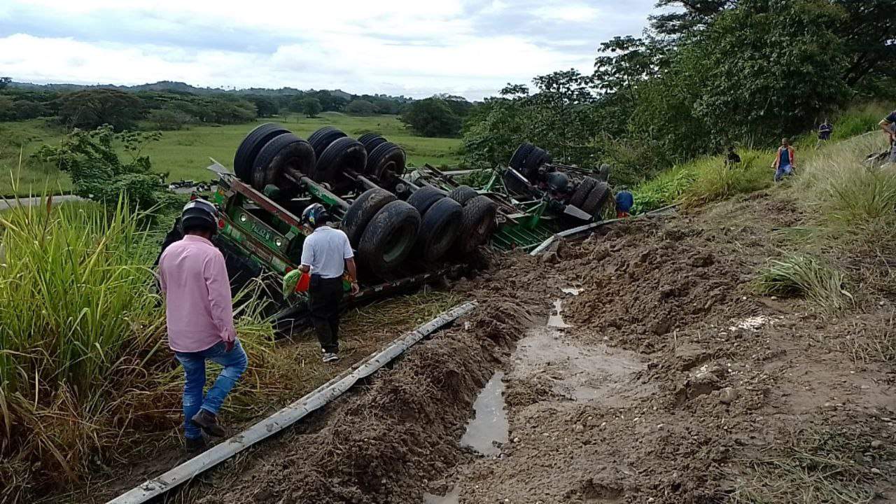 En Puerto Boyacá saquean tractomula accidentada que trasportaba toneladas de maíz.