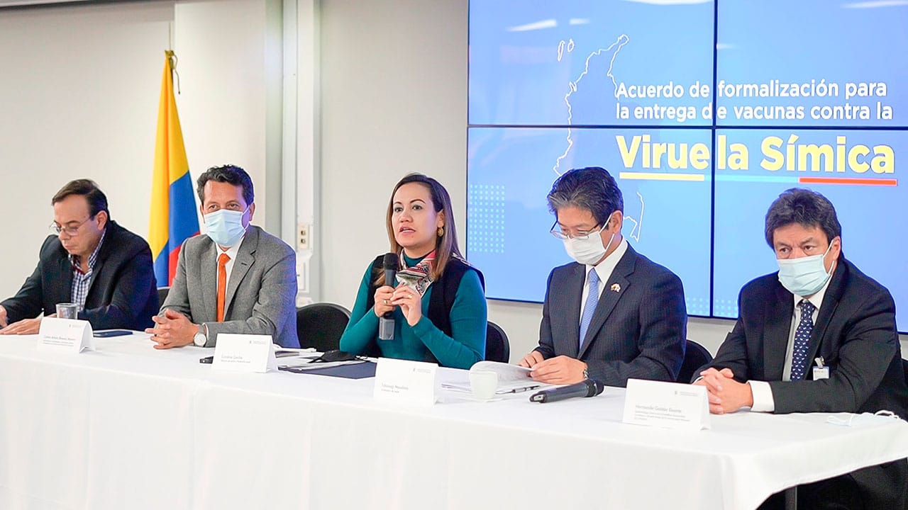 La vacunación, aunque es una herramienta fundamental, por sí sola no previene el contagio, y por ello se ha dispuesto de la ejecución, desde septiembre pasado, de una estrategia pedagógica, confirmó MinSalud.