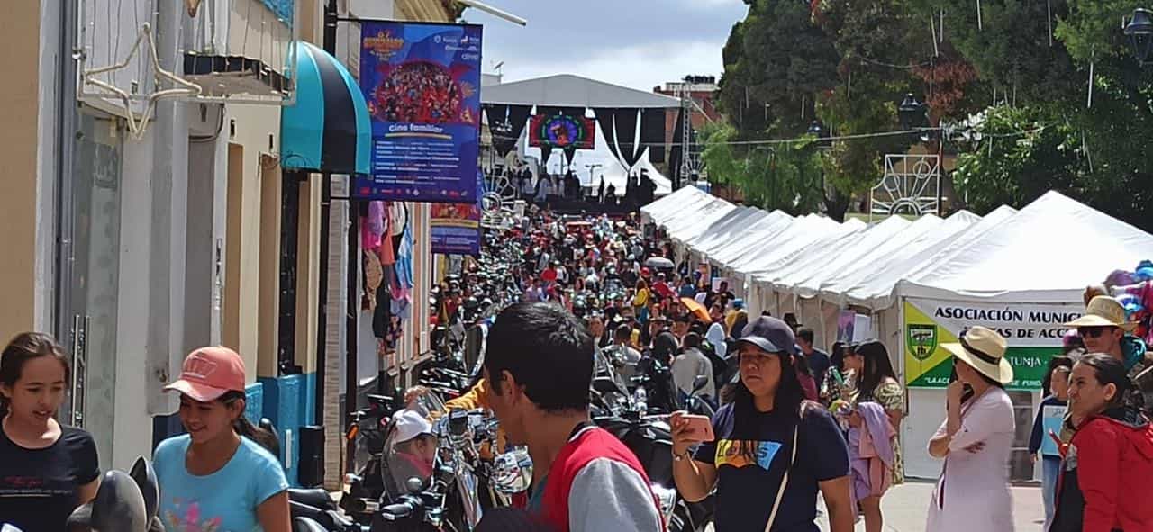 Las familias aprovecharon para caminar por el nuevo "Malecón de la Zaranda" y disfrutar de las presentaciones artísticas, contemplar las motocicletas de los Harlistas y visitar la feria artesanal y gastronómica. Fotografía Boyacá Sie7e Días.
