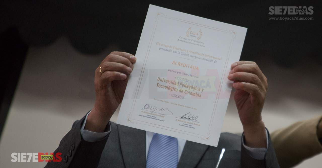 La certificación fue entregada al mismo rector de la universidad Oscar Ramírez, en el teatro Fausto. Foto: Ofiprensa Uptc.