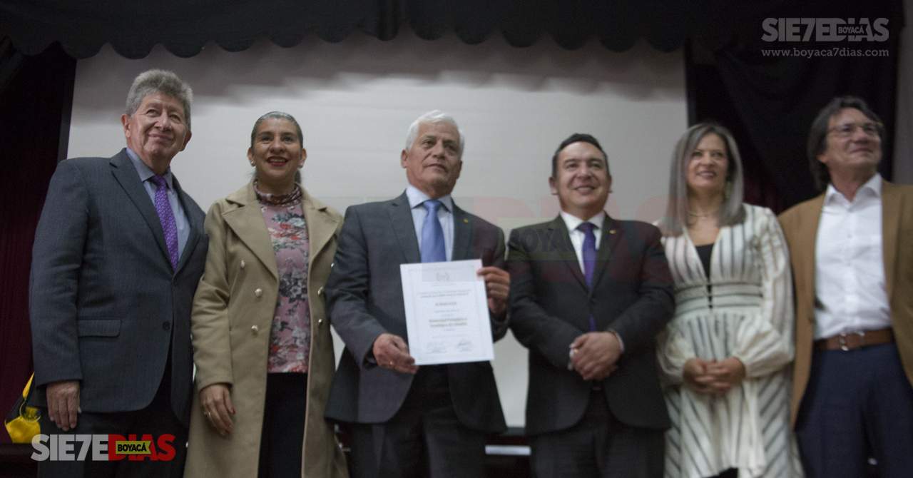 La certificación fue entregada al mismo rector de la universidad Oscar Ramírez, en el teatro Fausto. Foto: Ofiprensa Uptc.