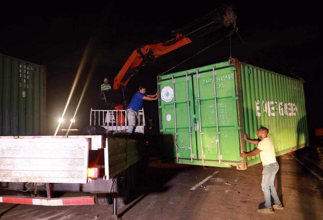 Venezuela retira contenedores del puente de Tienditas en límites con Colombia Venezuela retira contenedores del puente de Tienditas en límites con Colombia