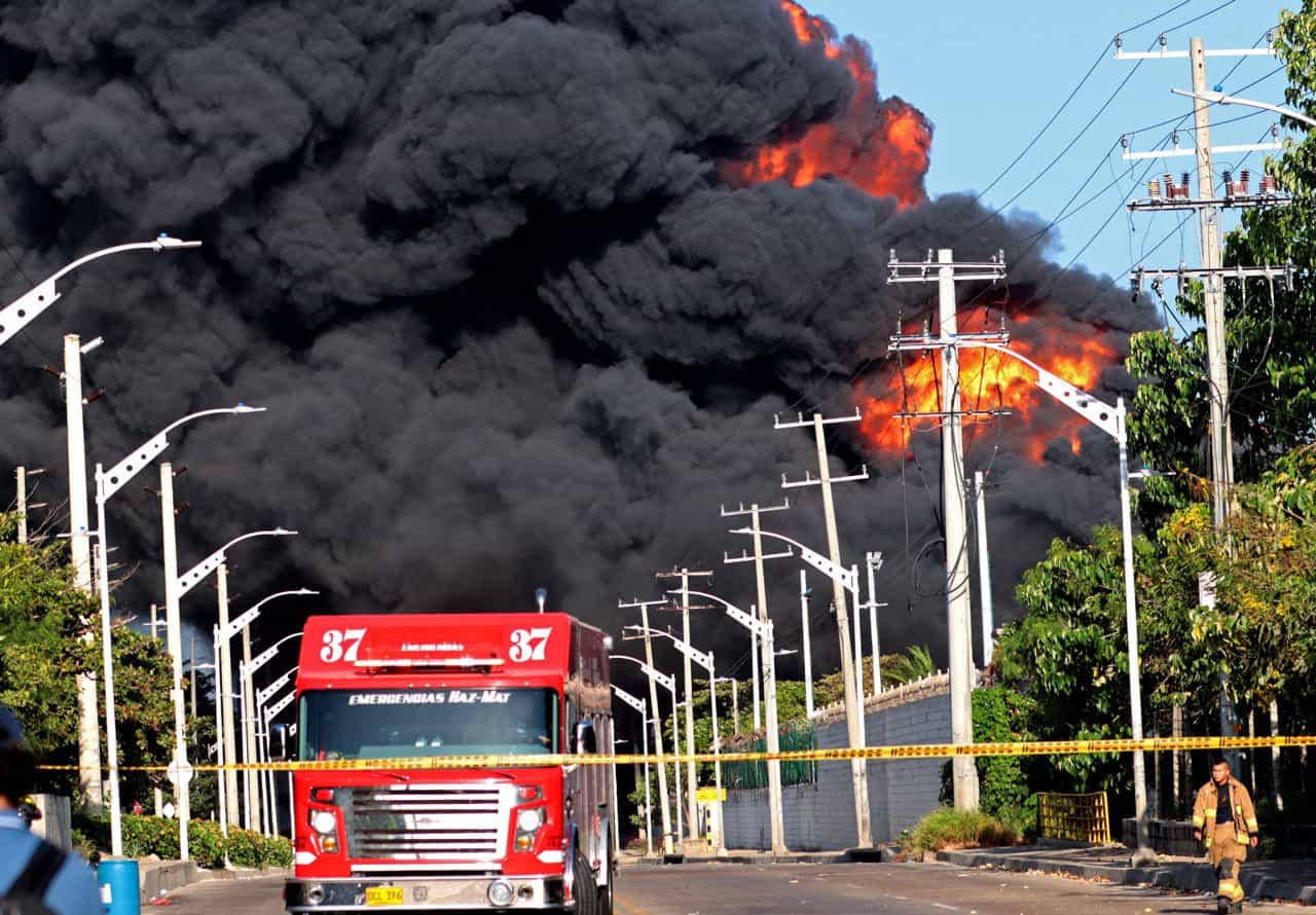 AME2203. BARRANQUILLA (COLOMBIA), 21/12/2022.- Fotografía de un incendio en un depósito de combustible en la zona industrial de Barranquilla (Colombia). Un incendio de grandes proporciones se produjo en la madrugada de este miércoles en la zona industrial de la ciudad colombiana de Barranquilla, que ha provocado la muerte de un bombero durante las labores de extinción y que se hayan paralizado todas las operaciones portuarias. EFE/ Oscar Berrocal