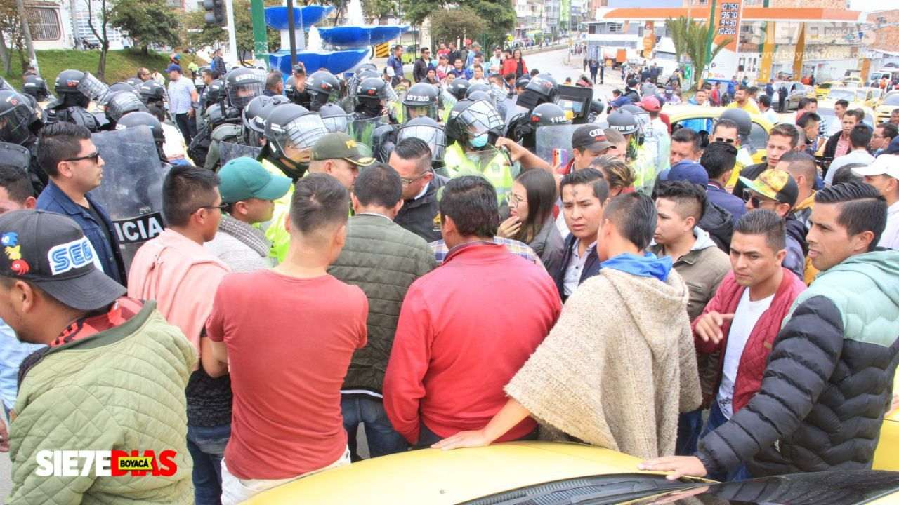 Hay disposición directa por parte de la Policía desde la dirección general de intervenir para levantar los bloqueos a la fuerza en la capital boyacense. Fotos: Camilo Barón/Boyacá Sie7e Días.