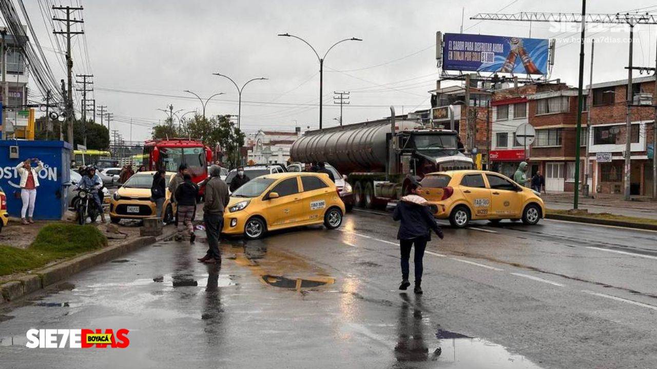 A pesar de las promesas de los líderes de los taxistas en que solo sería una caravana, desde las 5:00 de la mañana tienen bloqueada la capital boyacense. Fotos: Boyacá Sie7e Días.