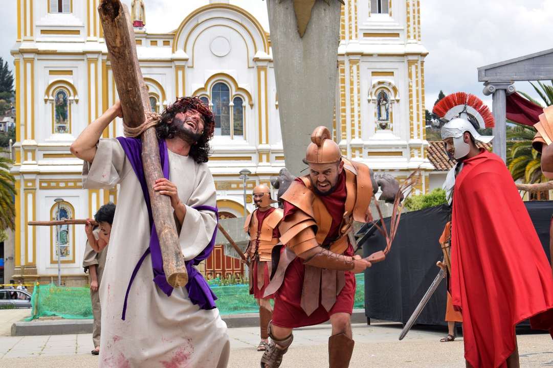 Diferentes lenguajes escénicos plasmados en el vestuario, maquillaje, escenografía, utilería, sonido y desplazamiento aéreo, entre otros, hacen parte de la obra de Alma Teatro. Foto: Archivo particular.