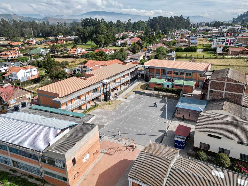 La I.E Silvestre Arenas se recibió en un 35 % y ya se entregó con pupitres, menaje, implementos deportivos y parque infantil. Las obras avanzan en más del 99%.